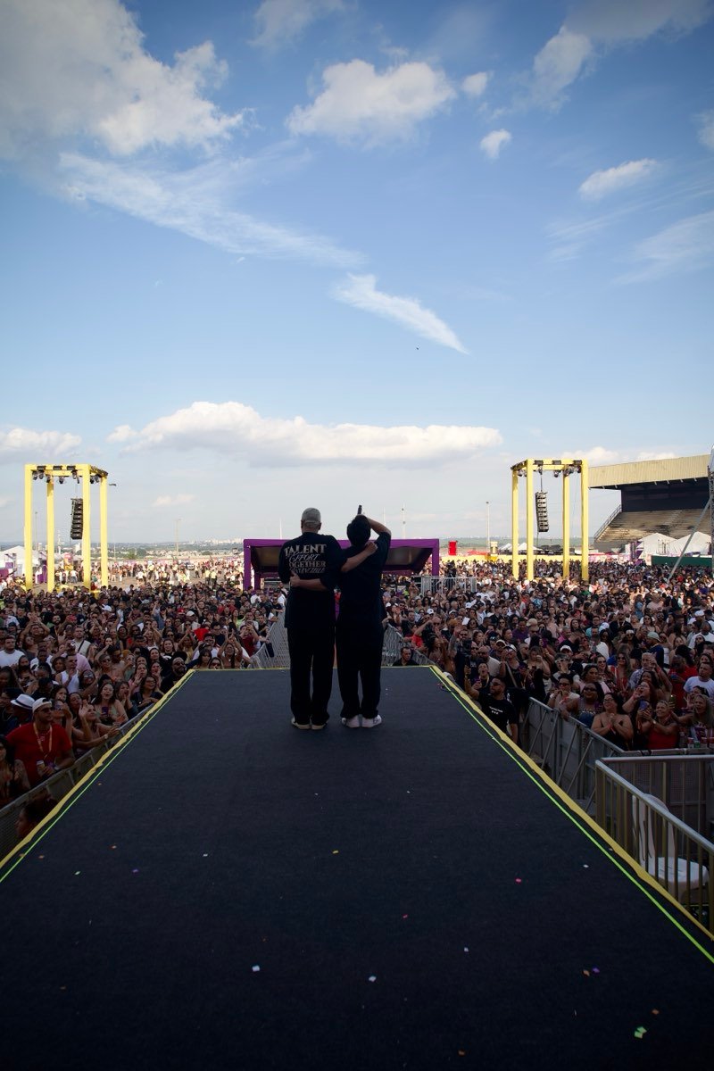 Passarela do palco com o publico dos dois lados, ao ar livre