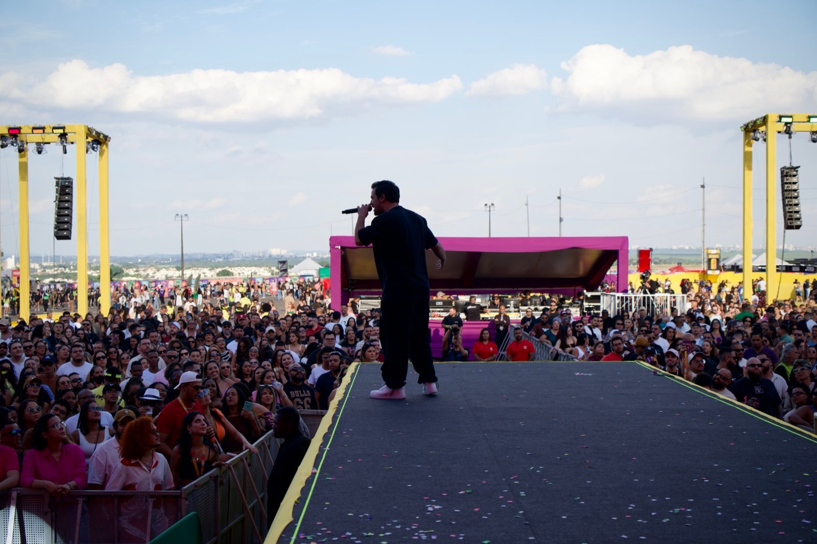 Show do Sem ReZnha com o público lotado ao ar livre
